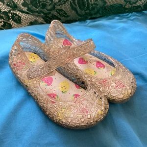 I’m selling my daughters shoes she no longer fits in them